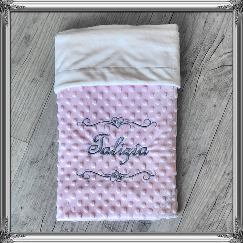 Couverture doublé en minky doux + coussin assortie personnalisé, brodée prénom et/ou ornement